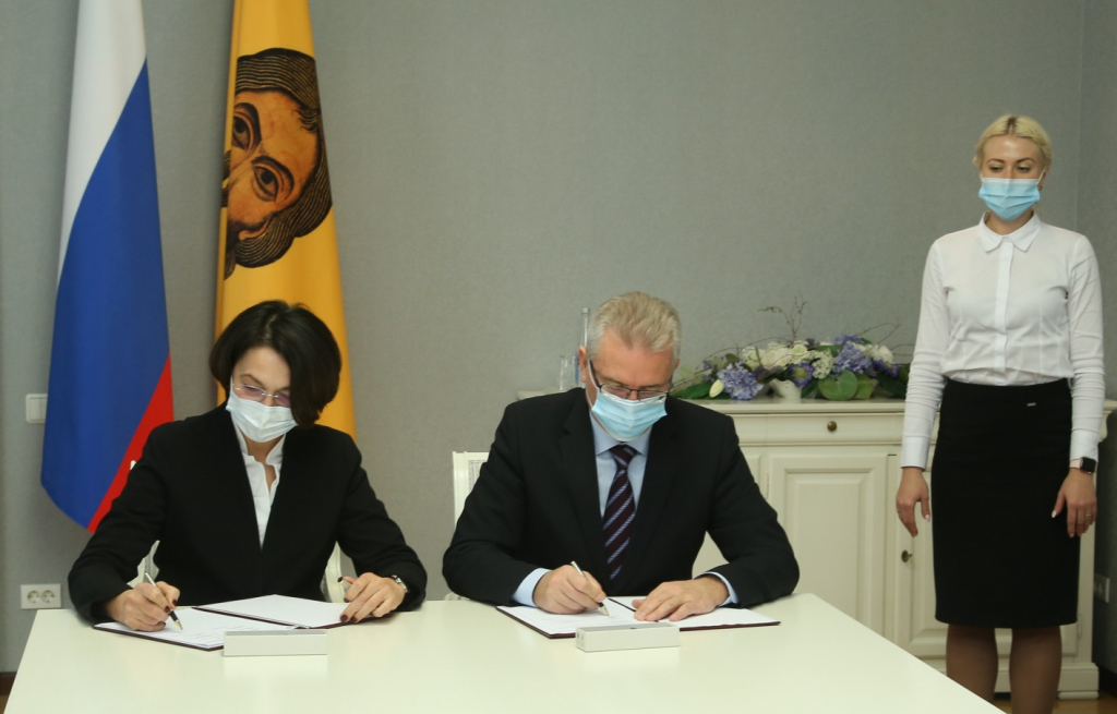 Нина Миронова и Иван Белозерцев подписывают протокол о намерениях.jpg